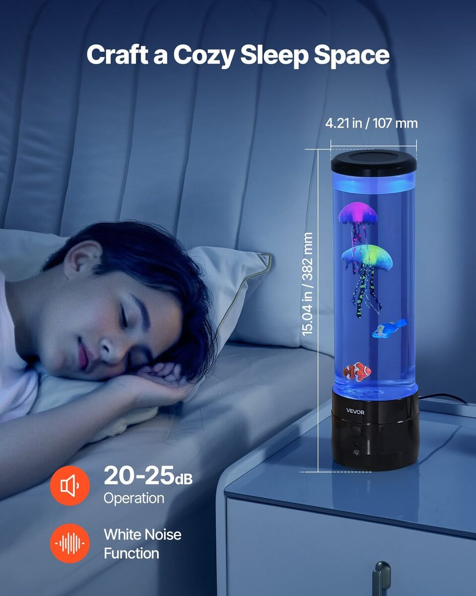 Dječak spava pokraj stolne svjetleće lampe s meduzama na noćnom ormariću