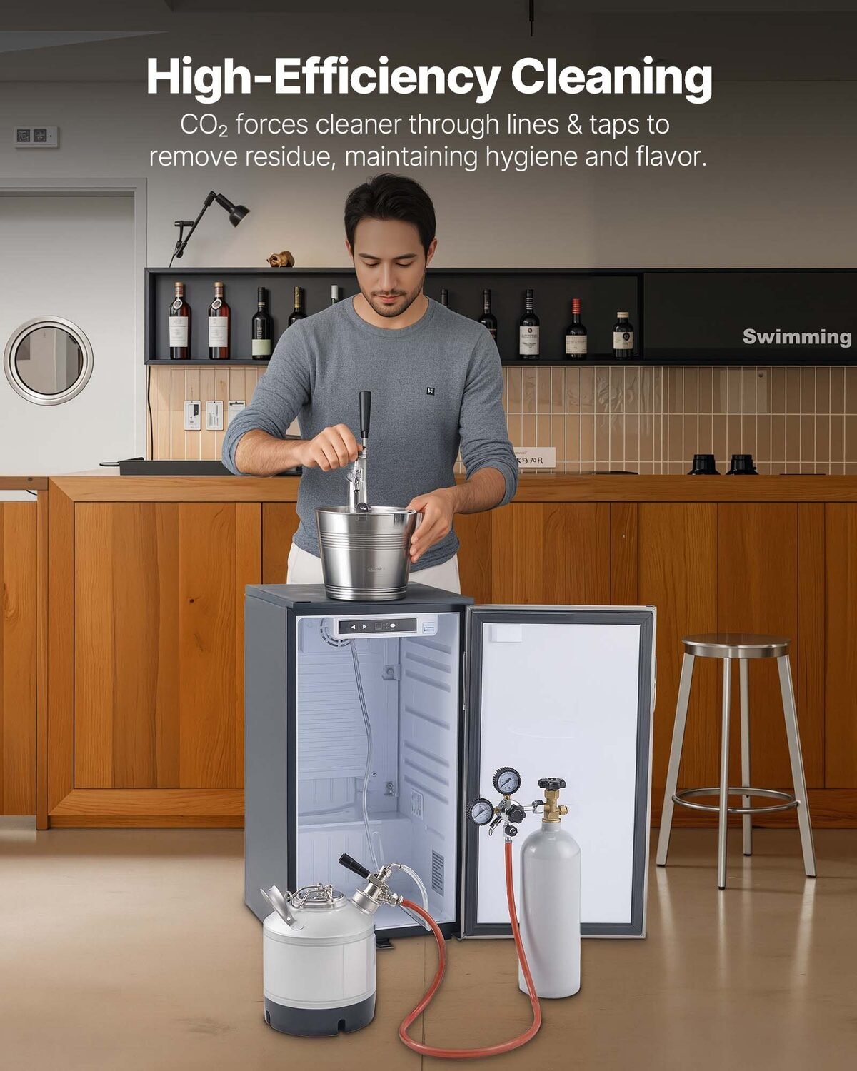 Muškarac uz točionik pere pivske vodove pomoću bačvice za pranje spojene na CO2
