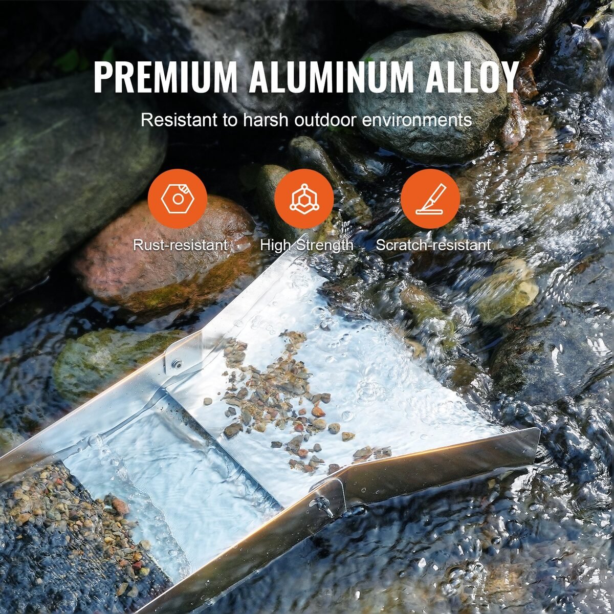 Aluminijski žlijeb za ispiranje zlata postavljen u plitku rijeku, voda teče preko šljunka i rebara