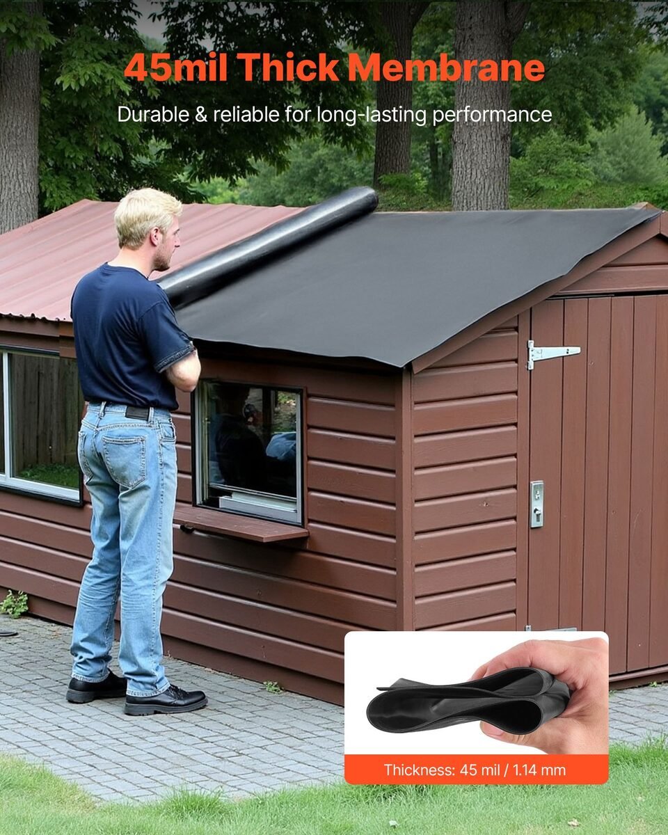 Muškarac postavlja crnu EPDM gumenu membranu na krov vrtne šupe