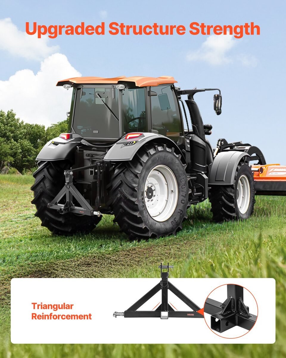 Traktor s adapterom za vučnu kuku na podizaču u tri točke na livadi