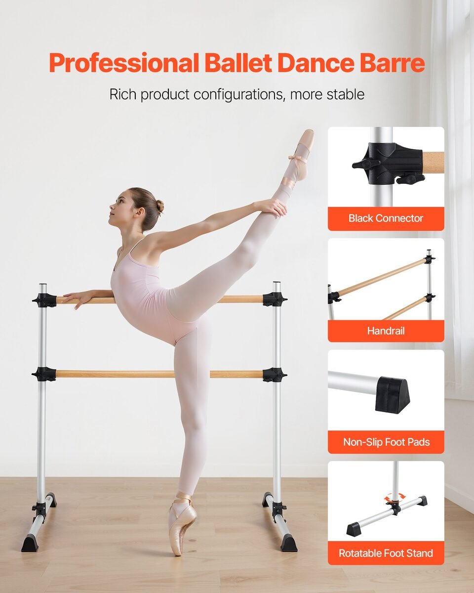 Balerina u trikou i špicama izvodi zanoženje uz dvostruku samostojeću baletnu šipku s drvenim prečkama