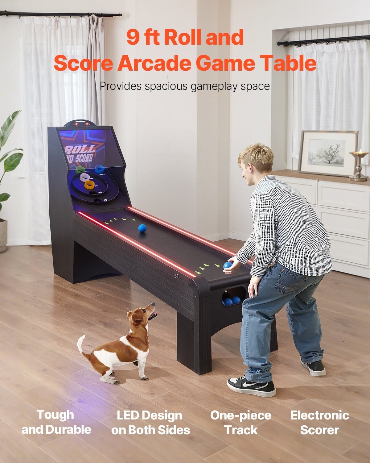 Dječak igra na tamnom skee ball stolu s LED rasvjetom duž obje strane staze