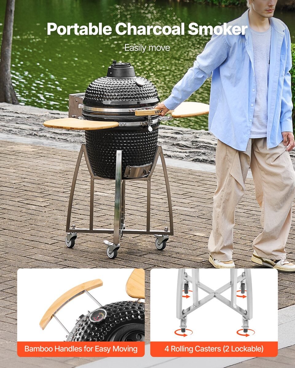 Muškarac gura keramički kamado roštilj na kotačima po dvorištu