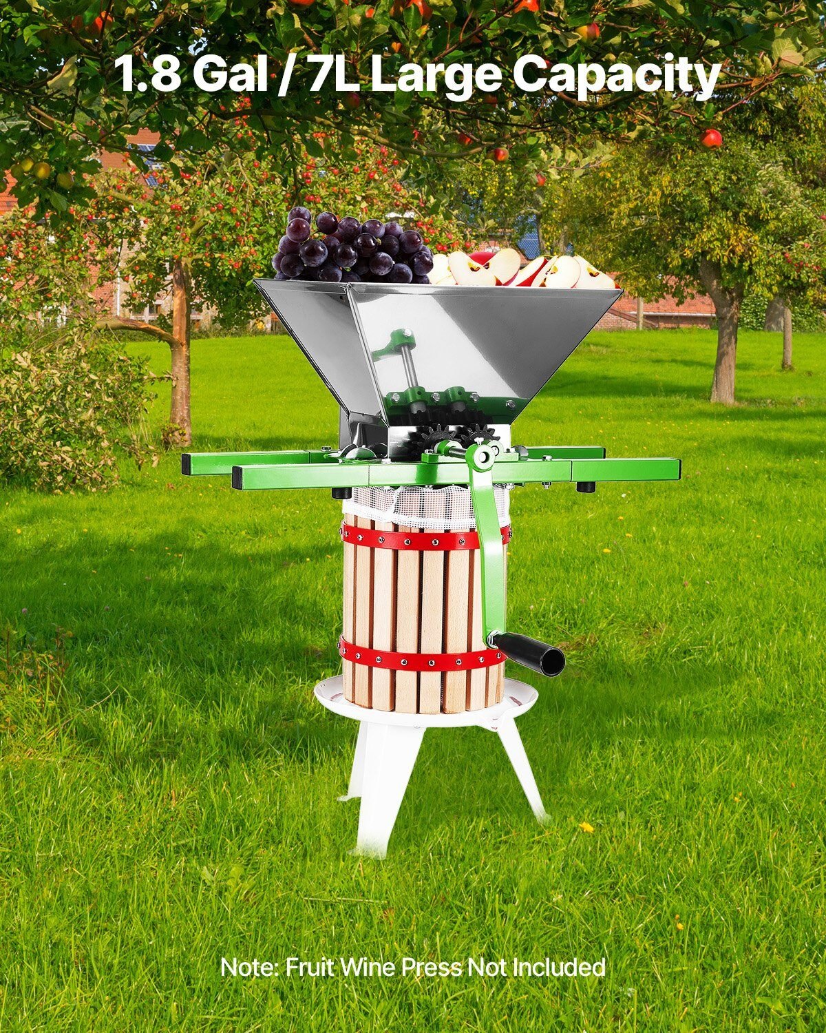 Ručna muljača od nehrđajućeg čelika puna grožđa postavljena na drvenu prešu u voćnjaku