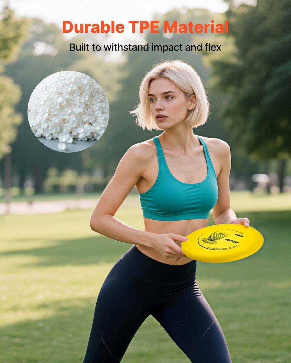 Žena baca žuti disk za disk golf u parku