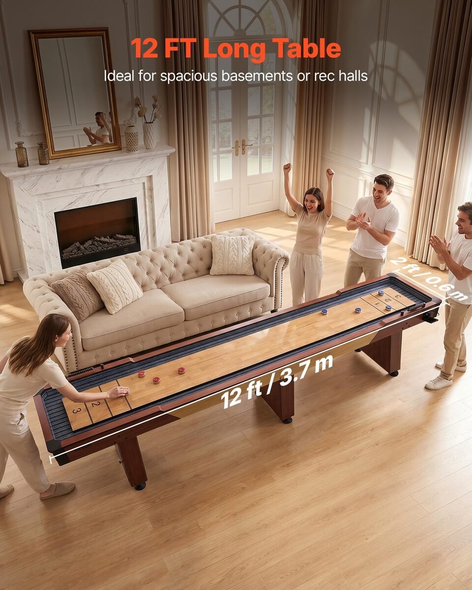 Stol za shuffleboard od 3,7 m s drvenim uzorkom u velikoj dnevnoj sobi