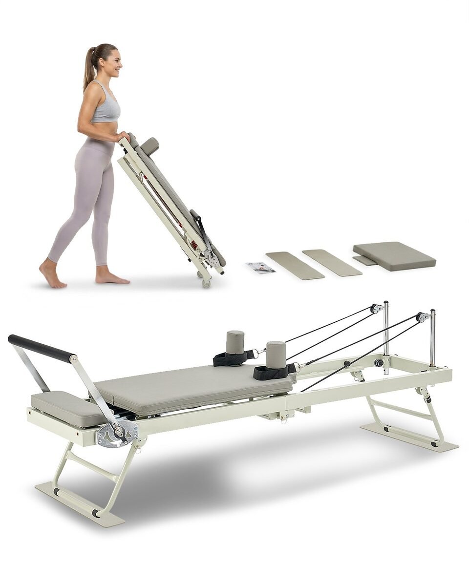 Žena gura složeni pilates reformer na kotačićima, ispod je isti reformer rasklopljen